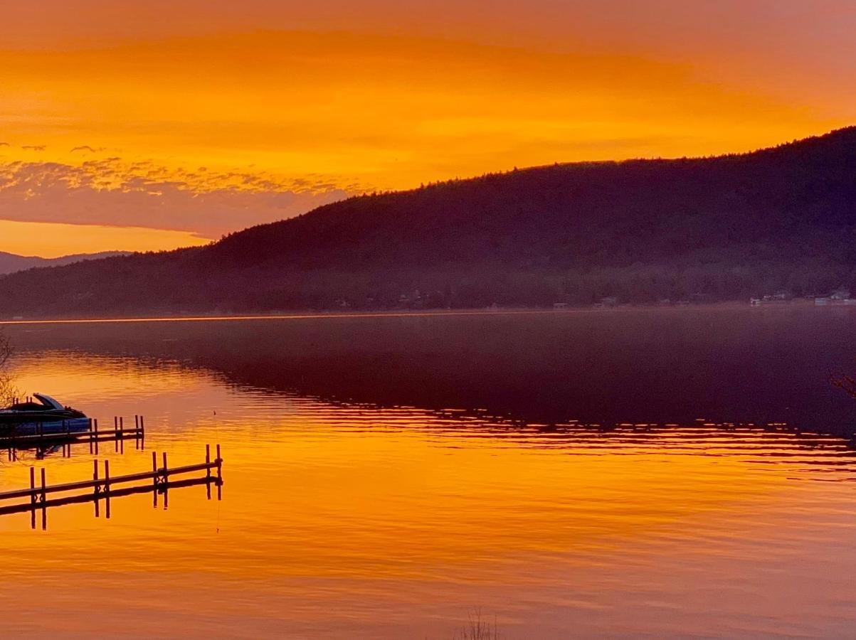 The Sundowner On Lake George Motel Exterior photo