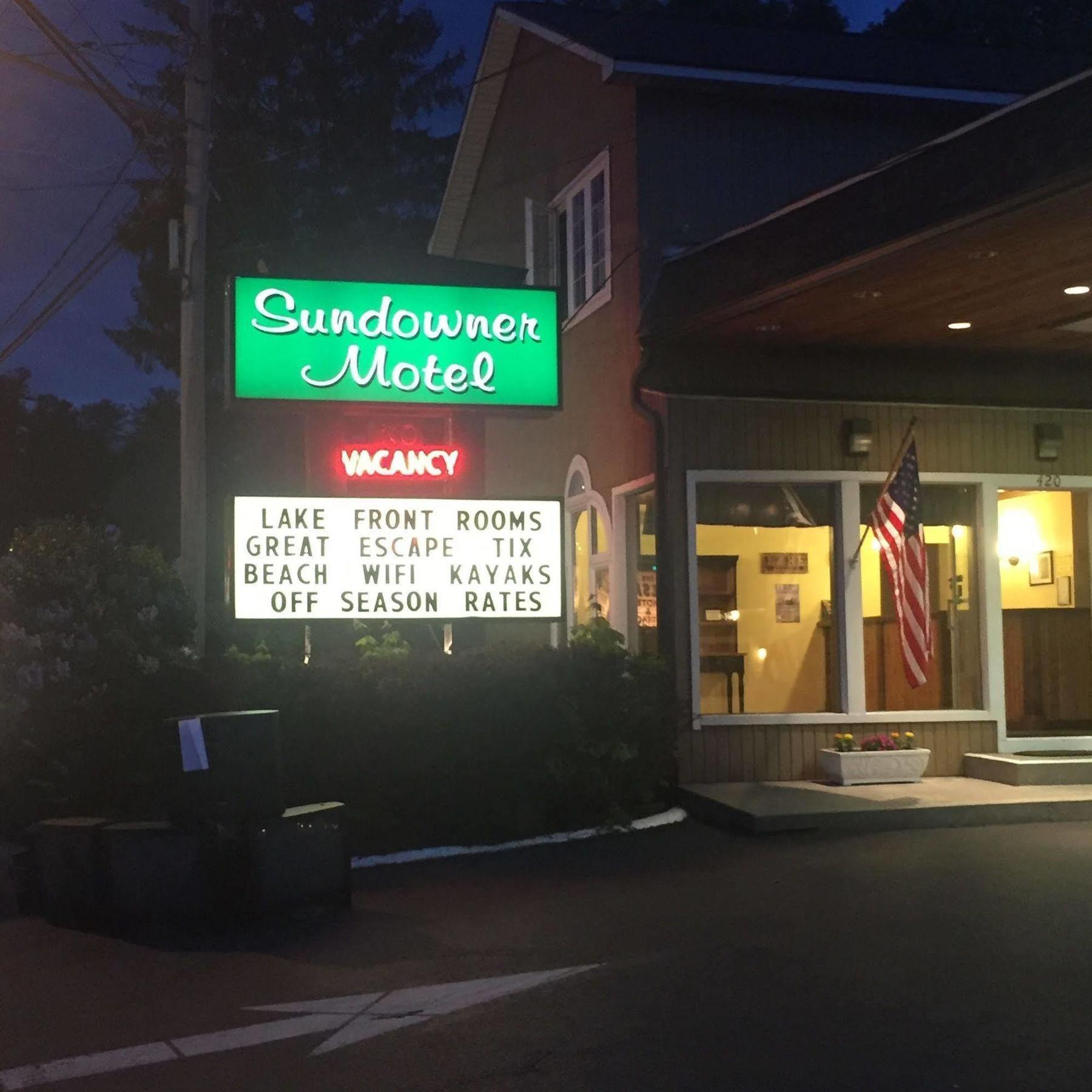 The Sundowner On Lake George Motel Exterior photo