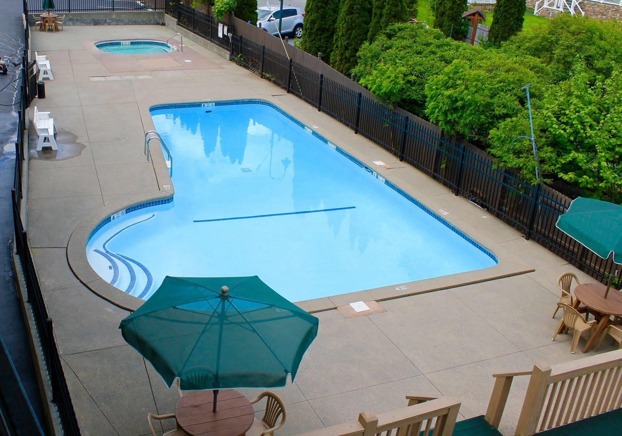 The Sundowner On Lake George Motel Exterior photo